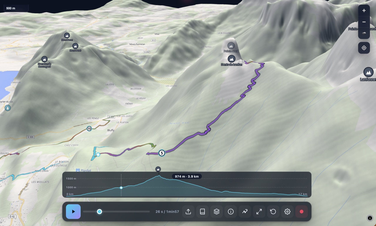 A câmara chase a sobrevoar uma paisagem 3D montanhosa com a linha da rota GPX.